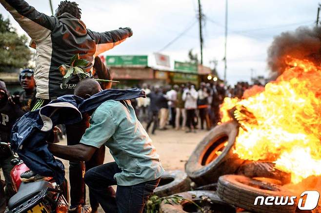 케냐 대선에서 패배한 것으로 발표된 라일라 오딩가 전 총리의 지지자들이 15일(현지시간) 항의 시위를 벌였다. 2022. 8. 15. ⓒ AFP=뉴스1 ⓒ News1 최서윤 기자