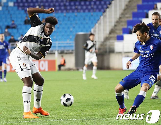 25일 오후 경기도 수원시 팔달구 수원월드컵경기장에서 열린 2018 프로축구 KEB하나은행 K리그1(클래식) 수원 삼성 블루윙즈와 경남 FC의 경기에서 경남 말컹이 패스를 하고 있다. 2018.4.25/뉴스1 ⓒ News1 오장환 기자