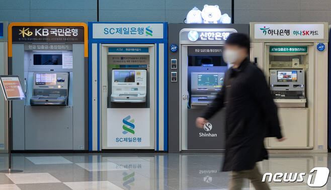 서울 시내의 시중은행 ATM기기의 모습. 2021.11.29/뉴스1 ⓒ News1 이재명 기자