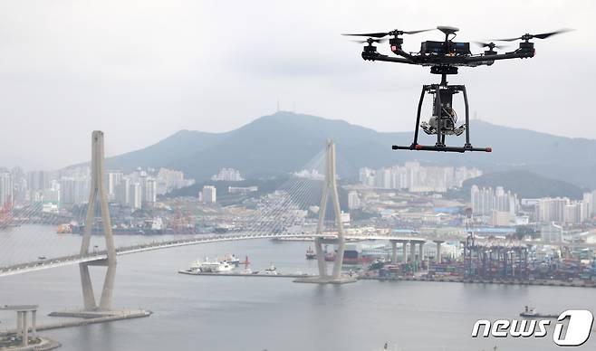 부산 영도구 청학 배수지 전망대에서 열린 '한국국토정보공사(LX) 지적재조사지구 현장 시연회' 에서 지적재조사 측량 드론이 영도 상공을 비행하고 있다. 2022.7.26/뉴스1 ⓒ News1 김영훈 기자