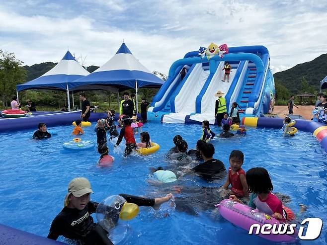 7월9일 개장한 거창창포원 어린이 물놀이장이 성황리에 38일간의 운영을 종료 했다. 사진은 거창창포원 어린이 물놀이장(거창군 제공)