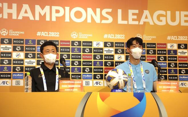 최원권 대구 감독대행과 골키퍼 오승훈 (대구FC 제공)