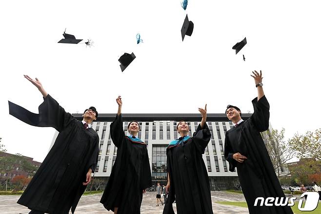 충북대학교는 18일 개신문화관에서 2021학년도 후기 학위수여식을 개최한다. 사진은 졸업식 자료사진.(충북대학교 제공)