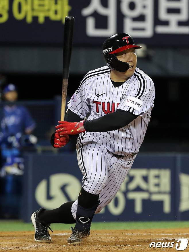 17일 오후 서울 송파구 잠실야구장에서 열린 '2022 신한은행 SOL KBO리그’ 삼성 라이온즈와 LG 트윈스의 경기, LG 김현수가 2회말 무사 만루에서 동점을 만드는 내야 땅볼을 치고 있다. 2022.8.17/뉴스1 ⓒ News1 김진환 기자