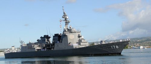일본 해상자위대 구축함 아시가라함이 훈련을 위해 항구를 벗어나고 있다./일본 방위성
