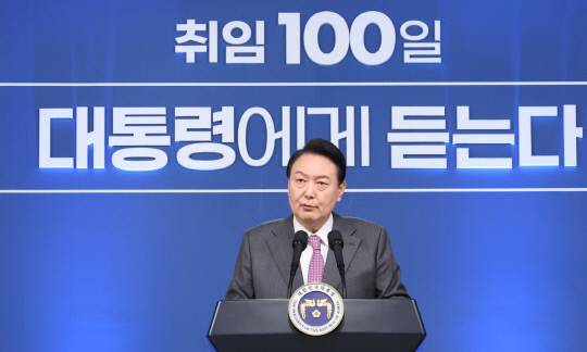 윤석열 대통령이 17일 서울 용산 대통령실 청사에서 열린 취임 100일 기자회견 '대통령에게 듣는다'에서 그동안의 소회와 향후 정국 운영 방안 등을 밝히고 있다. 사진=대통령실사진기자단