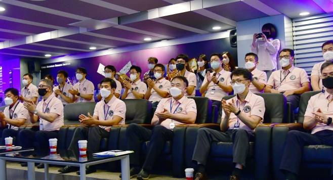 지난 5일 오전 한국항공우주연구원 연구진이 다누리 관람실에서 다누리 달 궤도선과 발사체가 분리에 성공하자 환호하고 있다. 연합뉴스 제공
