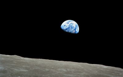 1968 년 12 월 24 일 아폴로 8호 승무원 앤더스가 달 궤도에서 찍은 사진. NASA 제공