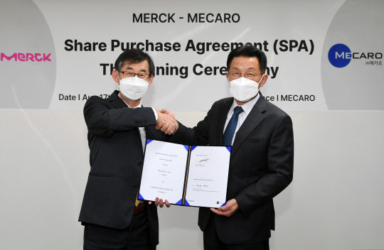 김우규(왼쪽) 한국머크 대표와 이재정 메카로 회장이 17일 메카로 화학사업 인수를 위한 본계약을 체결한 후 기념사진을 찍고 있다. <머크>