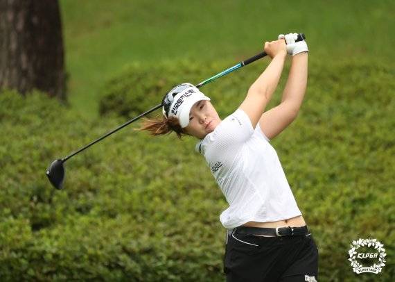 임희정이 지난달 경기 파주 서원밸리CC에서 열린 '대보 하우스디 오픈'의 1라운드 11번 홀에서 티샷 하고 있다. KLPGA 제공