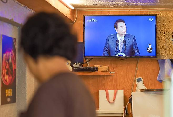 17일 오전 서울시 동작구의 한 음식점 TV에서 윤석열 대통령 취임 100일 기자회견 방송이 나오고 있다. 연합뉴스