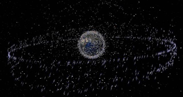 저궤도부터 정지궤도까지 수많은 인공위성과 우주 쓰레기들이 지구 주변을 뒤덮고 있다. ESA 자료