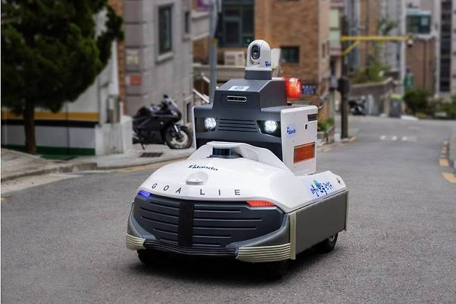 서울 관악구 빌라촌에 투입된 순찰로봇 골리의 모습. 출처=만도