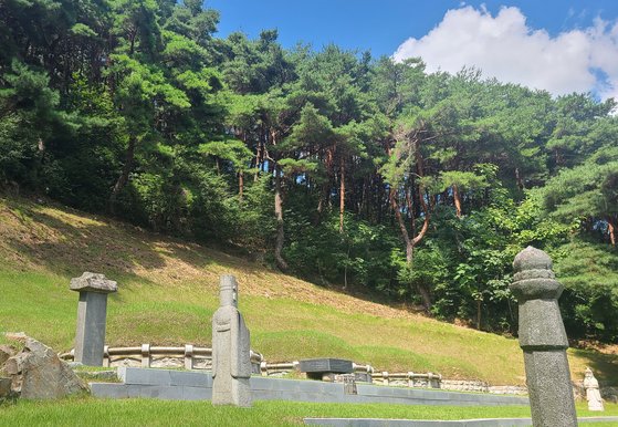 삼정산 자락에 있는 김충선 장군의 묘소. 녹동서원에서 약 15분 오르면 나온다.