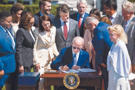 지난 9일 조 바이든 미국 대통령이 백악관에서 상하원을 통과한 반도체와 과학법 법안에 서명하고 있다. EPA=연합뉴스