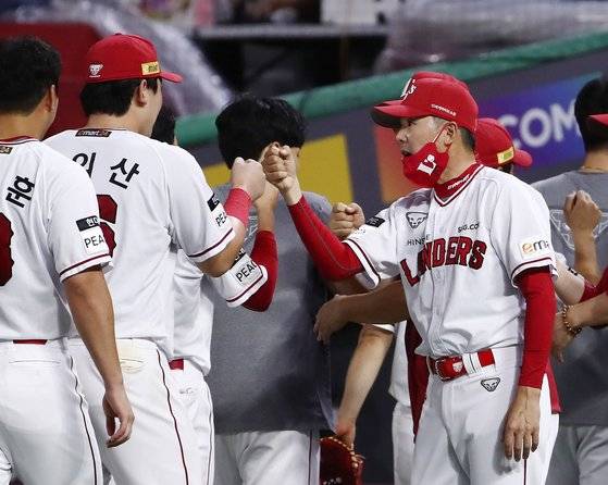 선수들을 격려하는 김원형 SSG 감독. 연합뉴스