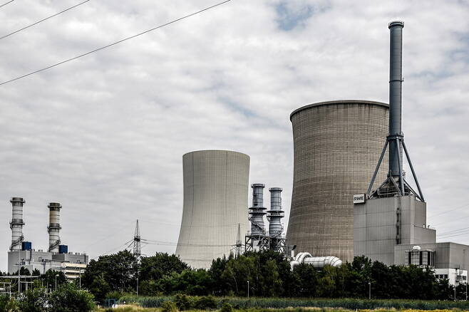 독일 링겐에 위치한 엠스란트 원자력 발전소. 독일 정부는 에너지위기에 대응해 현재 남아있는 이자르 2호기, 네카르베스트하임 2호기, 엠스란트 등 원전 3기의 가동 수명 연장을 논의 중이다.  EPA연합뉴스