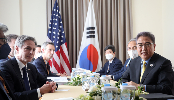 Foreign Minister Park Jin, right, and U.S. Secretary of State Antony Blinken, left, in their meeting in Phnom Penh, Cambodia, on Aug. 5. [NEWS1]