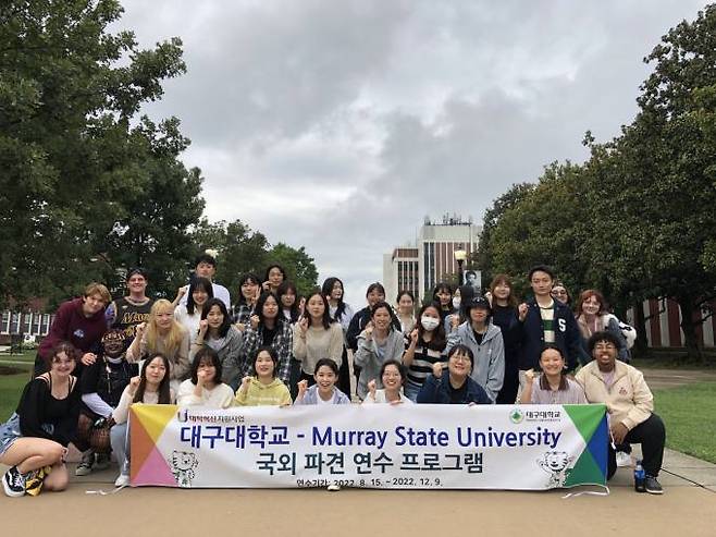 미국 연수프로그램 파견 학생들이 머레이 주립대학교 현지 학생들과 기념사진을 찍고 있다. (대구대 제공) 2022.08.17