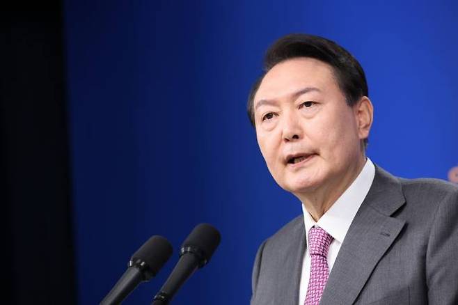 윤석열 대통령이 17일 서울 용산 대통령실 청사에서 열린 취임 100일 기자회견 '대통령에게 듣는다'에서 기자들의 질문에 답변하고 있다. 사진=연합뉴스