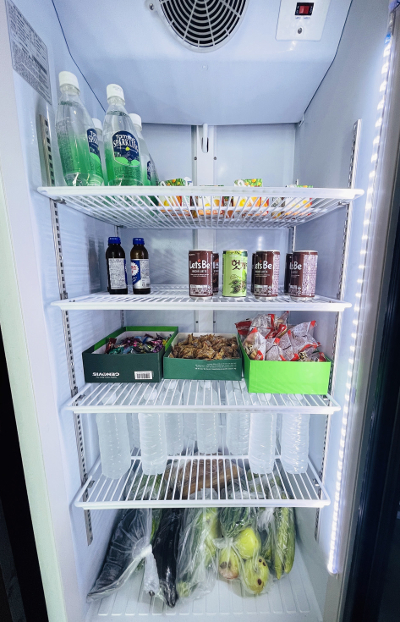 성도들이 이웃을 위해 각종 채소 음료 간식을 채워놓은 공유 냉장고 모습.