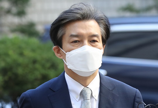 조국 전 법무부 장관이 지난 2020년 10월 23일 자신의 형사 재판에 출석하기 위해 서울중앙지법으로 들어서고 있다. 뉴시스