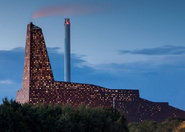 2014년 덴마크에 설치된 자원회수시설 로스킬레의 모습. 로스킬레 대성당을 형상화하여 역사적 유산과 산업적 유산을 모두 수용했다는 평가를 받는다. 서울시 제공
