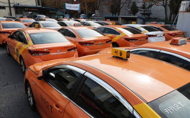 지난해 11월 서울 시내 한 택시업체 차고지에 운전사를 구하지 못해 운행하지 못하는 택시들이 주차되어 있는 모습. 사진은 기사 내용과 관련 없음. 연합뉴스