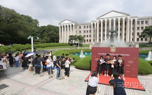 7일 서울 동대문구 경희대학교에서 열린 2021학년도 후기 학위수여식에서 졸업생들이 기념촬영을 하고 있다.