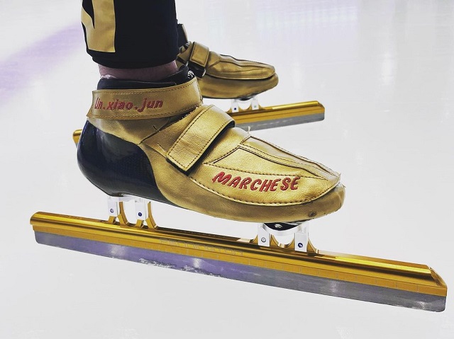 임효준 2022-23 쇼트트랙 스케이트화. 황금색이 두드러지는 가운데 발목에는 중국어 이름 ‘린샤오쥔’ 알파벳 표기, 발등에는 주문 제작 브랜드 이름이 보인다. © Marchese Racing