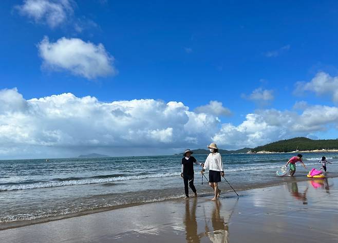 완도군, 신지 명사십리서 해양치유 체험존 운영(노르딕워킹 장면.)