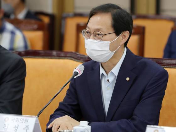 (전주=뉴스1) 유경석 기자 = 김성주 더불어민주당 전북도당위원장이 15일 전북 전주시 전북도청 종합상황실에서 열린 '전북 국회의원·도·시군 예산정책협의회'에 참석해 인사말을 하고 있다. 2022.7.15/뉴스1