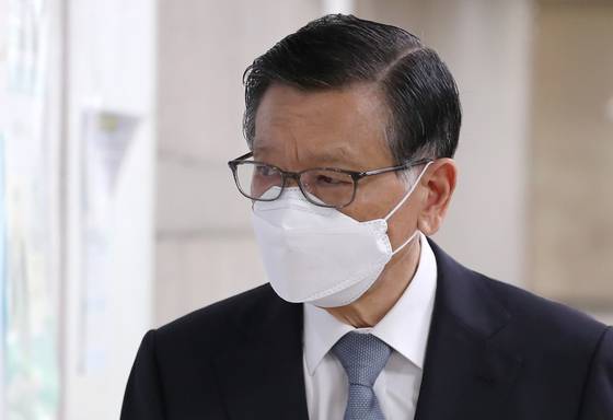 (서울=뉴스1) 구윤성 기자 = 계열사 부당지원 혐의를 받는 박삼구 전 금호아시아나그룹 회장이 12일 오후 서울 서초구 중앙지방법원에서 열리는 특정경제범죄 가중처벌 등에 관한 법률위반(횡령) 관련 공판에 출석하고 있다. 2022.7.12/뉴스1