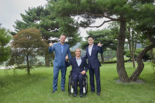 앤드류 파슨스 IPC 위원장(왼쪽부터)과 정진완 대한장애인체육회장, 배동현 대한장애인노르딕스키협회장이 17일 경기도 화성의 발리오스 승마클럽에서 만나 장애인체육 활성화를 위한 협업을 약속했다. 대한장애인체육회 제공