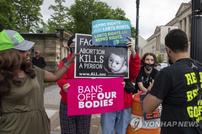 “낙태는 살인”을 외치는 낙태권 금지 옹호론자들 시위 AP 연합뉴스