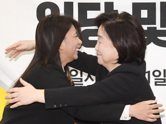 지난 2019년 이자스민 전 의원이 국회에서 열린 정의당 입당식에서 심상정 대표와 포옹하고 있다.서울신문 DB