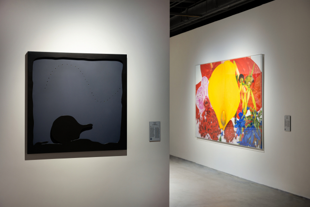 루치오 폰타나(왼쪽)와 마크 퀸(오른쪽)의 작품이 전시된 세화미술관 소장품전 전경. /사진제공=세화미술관