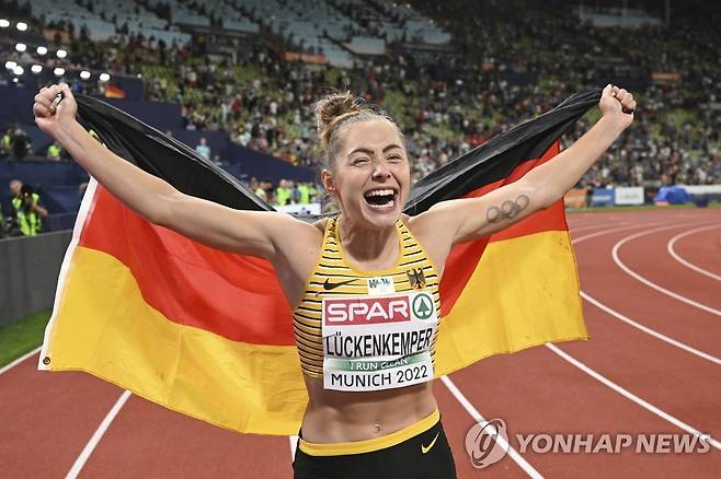 루켄켐퍼, 유럽선수권 여자 100ｍ 우승 (뮌헨 AP=연합뉴스) 루켄켐퍼가 17일(한국시간) 독일 뮌헨에서 열린 2022 유럽육상선수권 여자 100ｍ에서 우승한 뒤, 기뻐하고 있다.