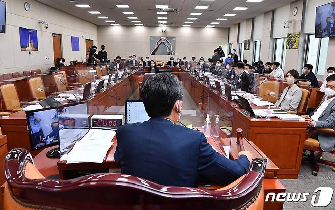 18일 서울 여의도 국회에서 열린 과학기술정보방송통신위원회 전체회의가 이종호 과학기술정보통신부 장관 불출석 및 국민의힘 의원들이 퇴장한 가운데 진행되고 있다. 국민의힘은 정청래 위원장의 회의운영 방식 및 법안심사소위원회 구성 등에 항의 하며 집단 퇴장했다. (공동취재) 2022.8.18/뉴스1 ⓒ News1 유승관 기자
