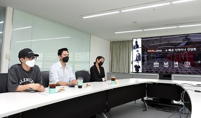 (왼쪽부터)윤춘호·이청청·송자인 디자이너가 간담회에 참석해 대화하고있는 모습(롯데관광개발 제공).