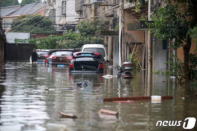 28일(현지시간) 태풍 ‘인파’ 통과로 폭우가 내린 중국 동부 장쑤성 양저우시의 거리가 침수됐다. ⓒ AFP=뉴스1 ⓒ News1 서한샘 기자