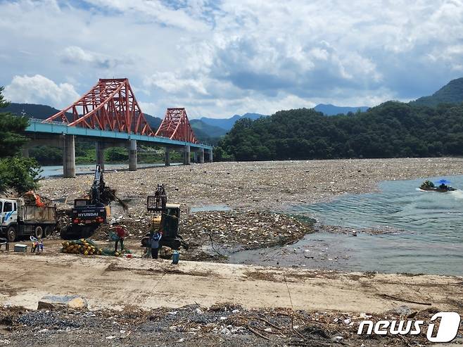 18일 수자원공사는 최근 집중호우로 충주호에 15톤, 대청호에 0.5톤 정도의 부유 쓰레기가 유입됐다고 밝혔다. 청풍호 옥순대교 인근 부유 쓰레기 포집 모습.(수자원공사 제공)2022.8.18/뉴스1