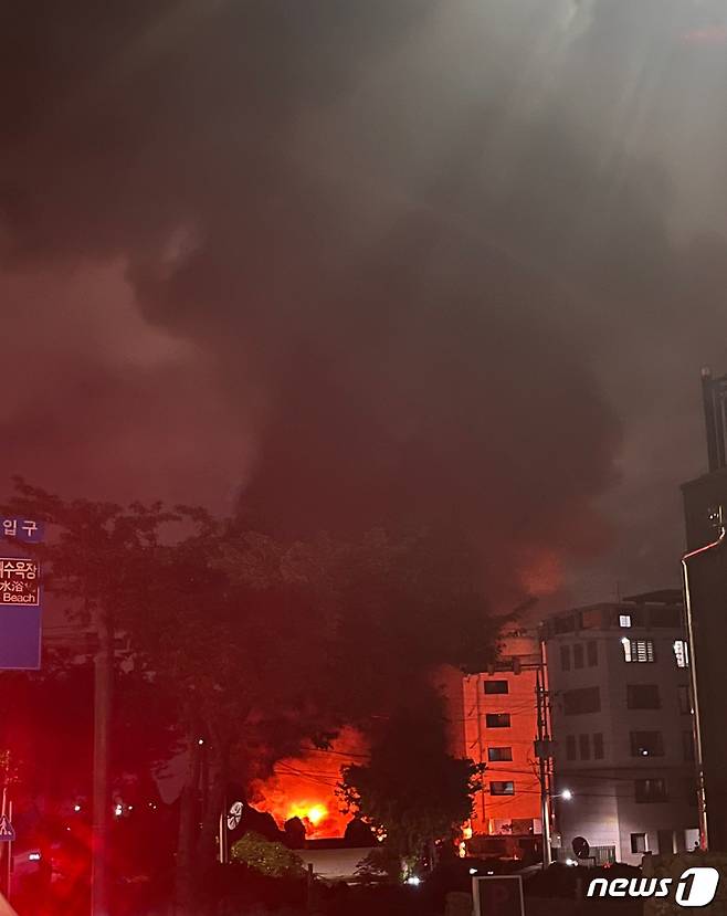 18일 오후 8시53분쯤 제주시 노형동의 한 자동차 정비소에 불이 나 40여 분만에 꺼졌다.(독자 제공) 2022.8.18/뉴스1