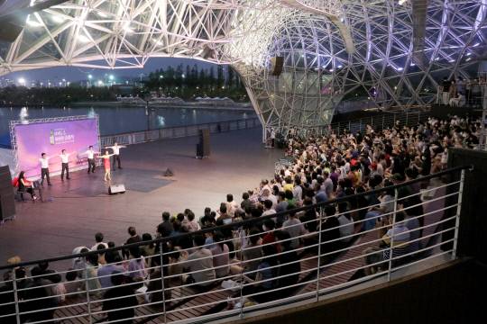 지역소주 '이제우린'을 생산하는 ㈜맥키스컴퍼니가 지난 17일 세종호수공원 수상무대섬에서 힐링음악회 '이제우린 뻔뻔한 클래식' 행사를 개최했다. 사진=㈜맥키스컴퍼니 제공