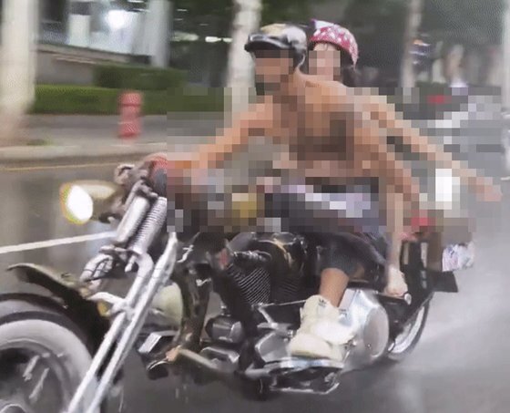 지난달 31일 서울 강남 도로에서 상의를 탈의하고 오토바이를 운전한 '비키니 오토바이 커플'. 사진=인스타그램 캡처