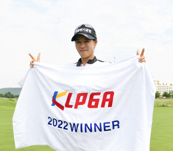 2022년 한국여자프로골프(KLPGA) 챔피언스투어 엠씨스퀘어 챔피언스 클래식 우승을 차지한 김선미 프로. 사진제공=KLPGA