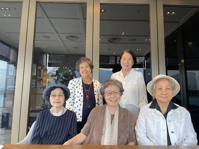지난 10일 서울 종로구 한 카페에서 장도송(86)씨의 미수(88살)을 축하하는 모임이 열렸다. 이필영(왼쪽 위·77), 김광옥(78), 노미숙(왼쪽 아래·75), 이한순(76), 장도송(86)씨. 사진 이주빈 기자