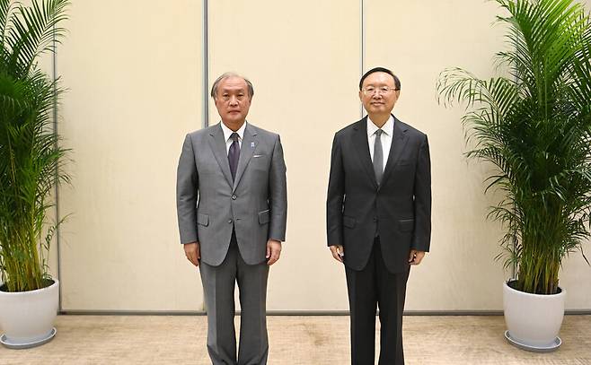중-일 양국은 18일 양제츠(오른쪽) 중국 공산당 외교담당 정치국원이 17일 중국 텐진에서 아키바 다케오 일본 국가안전보장국장과 총 7시간에 걸쳐 회담을 진행했다고 밝혔다. 연합뉴스