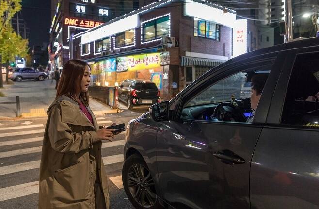 조윤영 한겨레21 기자가 카풀 앱 ‘럭시’에 가입한 운전자를 만나 동승하기 전에 이야기를 나누고 있다. 한겨레21 박승화 기자.