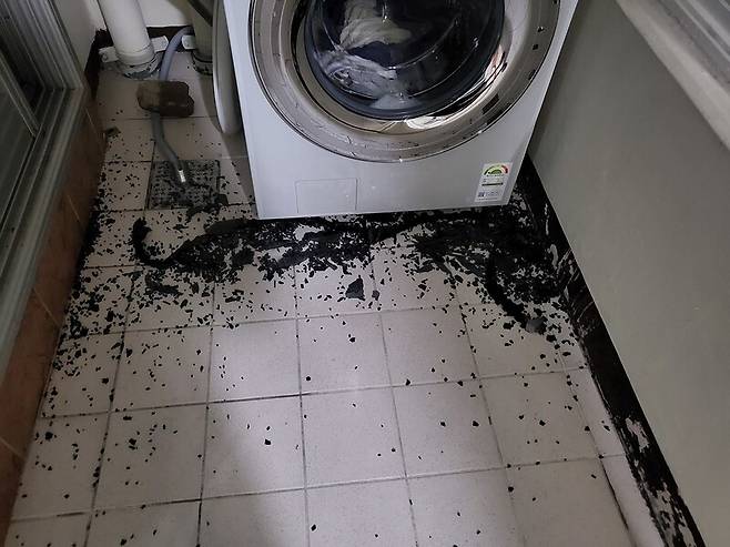 한 소비자가 지난 17일 삼성전자 드럼세탁기로 빨래를 하던 중 폭발음과 함께 유리가 떨어져나가 바닥에 떨어지며 박살이 났다고 <한겨레>에 알려왔다. 독자 제공